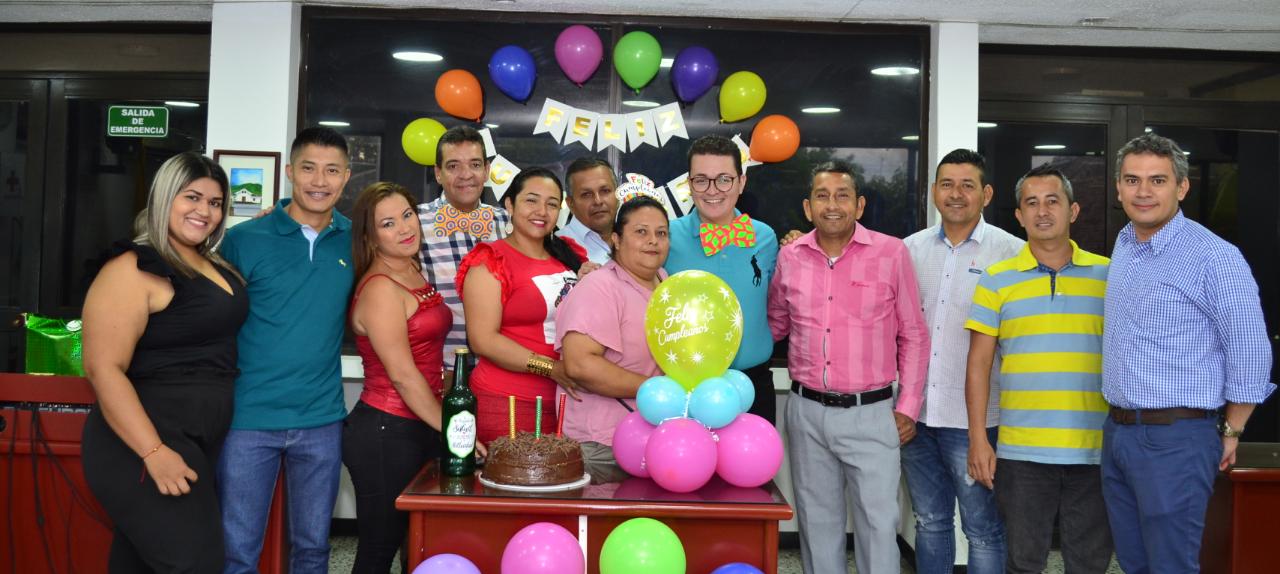 Jairo Núñez, Doris Mireya Manosalva y Cristian Calle, acompañados de sus compañeros del cabildo.